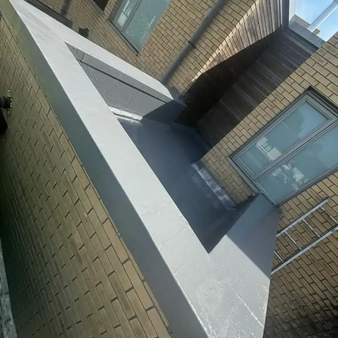 Flat roof parapet with a grey finish