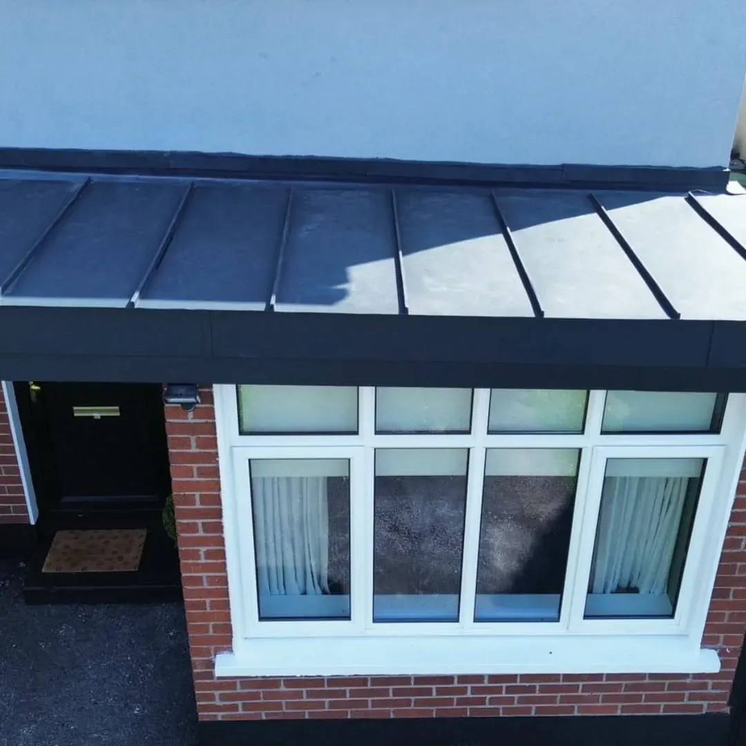 Bay window roof with a metal finish
